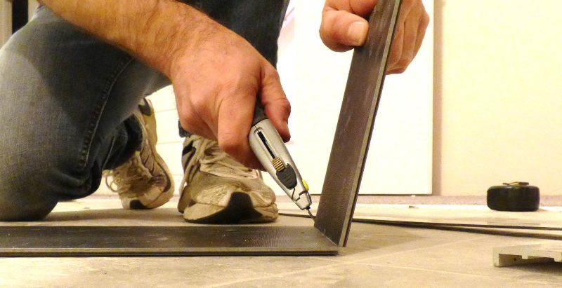 How to cut vinyl flooring